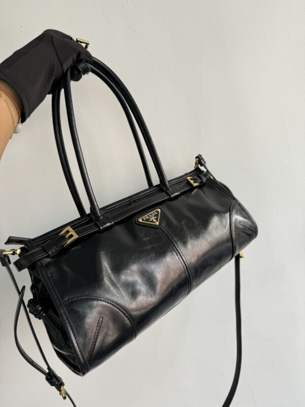 LusSolf Oil Waffle Skin 🎉1BA426 Small 🎉🎉 This handheld crossbody bag uses imported oil Waffle Skin, the shiny color exudes a classic atmosphere, and is equipped with a long removable and adjustable shoulder strap, which is convenient for matching in different occasions. The capacity is very large and easy to use. It is definitely a must-have for the current business masters. Take this retro style handbag home! Size: Length 32x height 15.5x bottom 12cm 🎉🎉🎁