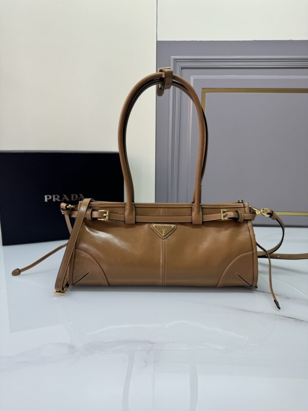 LusSolf Oil Waffle Skin 🎉1BA426 Small 🎉🎉 This handheld crossbody bag uses imported oil Waffle Skin, the shiny color exudes a classic atmosphere, and is equipped with a long removable and adjustable shoulder strap, which is convenient for matching in different occasions. The capacity is very large and easy to use. It is definitely a must-have for the current business masters. Take this retro style handbag home! Size: Length 32x height 15.5x bottom 12cm 🎉🎉🎁