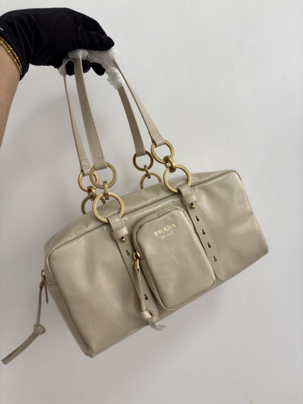 🎉New oil wax leather🎉1BB138 Large size🎉🎉🎉 This shoulder bag has a new interpretation of the design with soft oil wax leather, retro metal hardware accessories and classic elements zipper pockets, highlighting the retro charm. It can also be carried on the shoulders and on the back, with a large capacity and space, and the upper body effect is very fashionable and versatile. Another permanently outdated hit, beauties 😘 and buy it now 🎉🎉 30x long 14x bottom 13.5cm 🎁