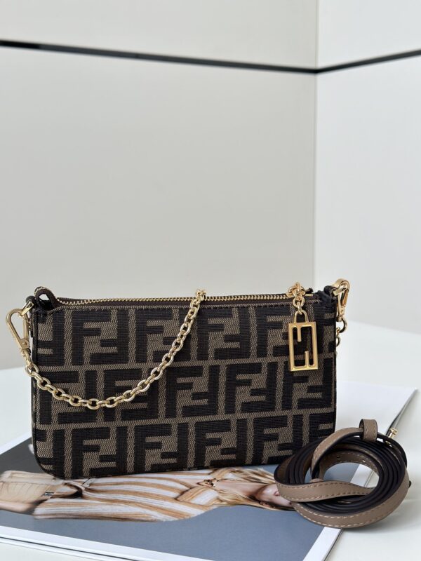 Baguette clutch, classic double F fabric logo, with removable thin chain and long shoulder straps, zipper closure, zipper headset with signature FF pattern, hand or underarm 🥰 Model number 8BS073 Size 20/3/12cm