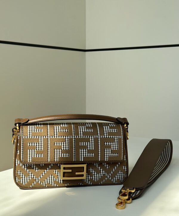 The versatile houndstooth baguette embroidery FF is full of high-end feel~ The houndstooth design inside has a unique flavor! ! Easy to use with two rubber straps~ Model number 8588M size 27x6.5x15cm