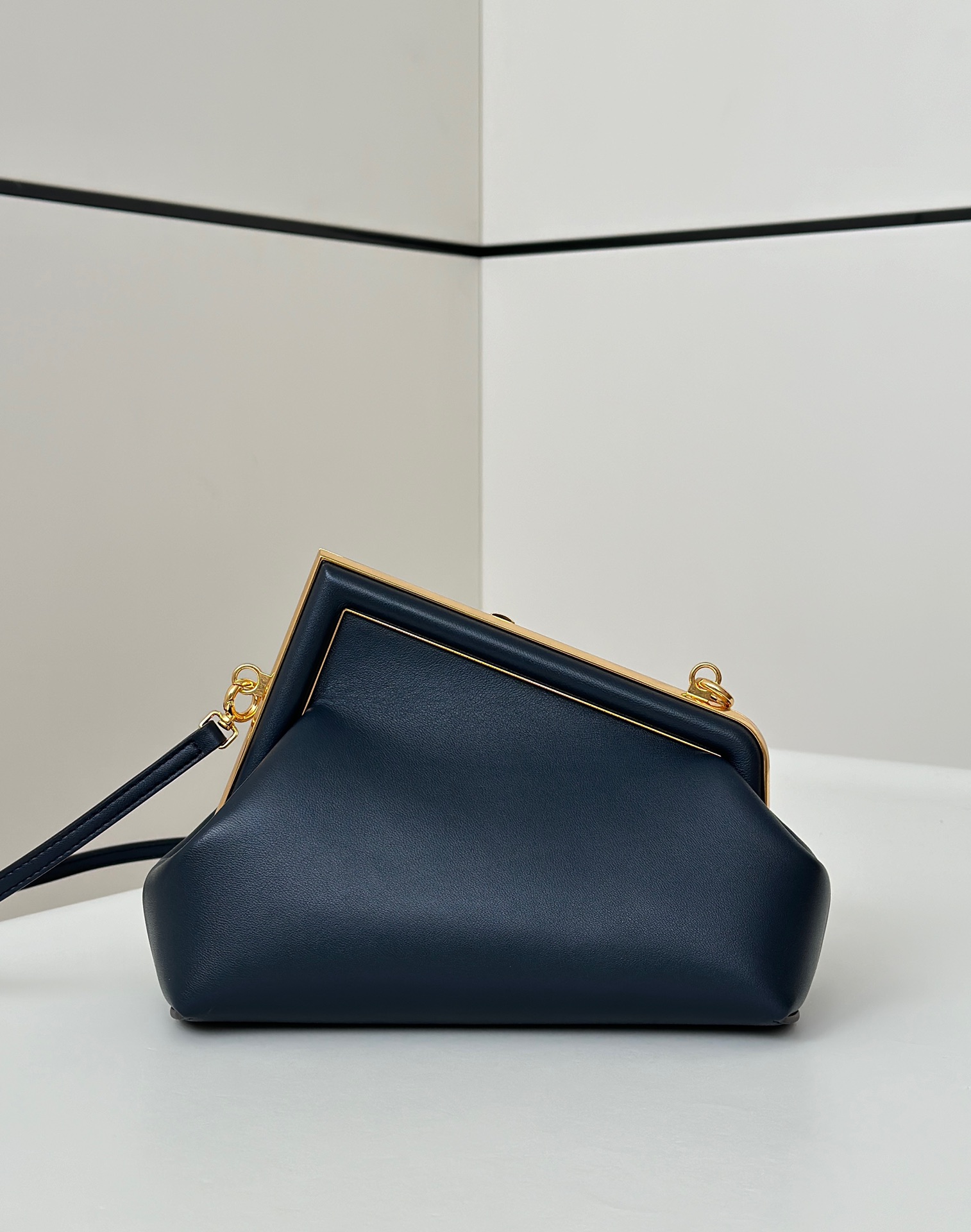 FENDI is the most popular on the entire network 🔥Middle-old lunch box bag, classic presbyopia, small figure and large capacity, buckle design and pouch opening, and paired with two shoulder straps one long and one short. size 15×9×13cm ➕full set of packaging F model number 0165F material - Image 2