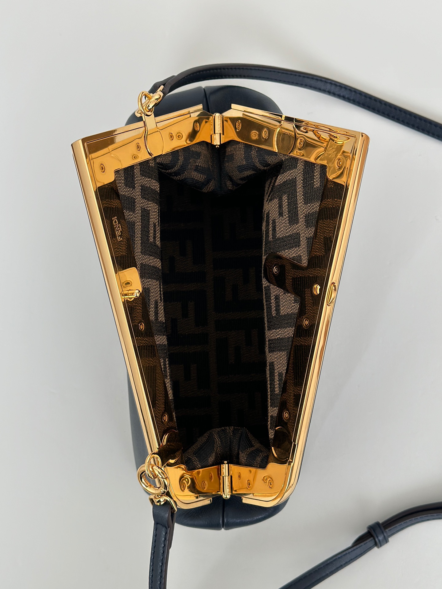 FENDI is the most popular on the entire network 🔥Middle-old lunch box bag, classic presbyopia, small figure and large capacity, buckle design and pouch opening, and paired with two shoulder straps one long and one short. size 15×9×13cm ➕full set of packaging F model number 0165F material - Image 5