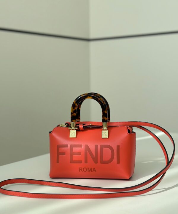 By The Way Boston mini handbag, made of calfskin, great feel. It also has FENDI ROMA printed with hard and plexiglass handles, open and close zipper, and the internal pocket has a large capacity~ Model number 8570 Size 20x9x12cm
