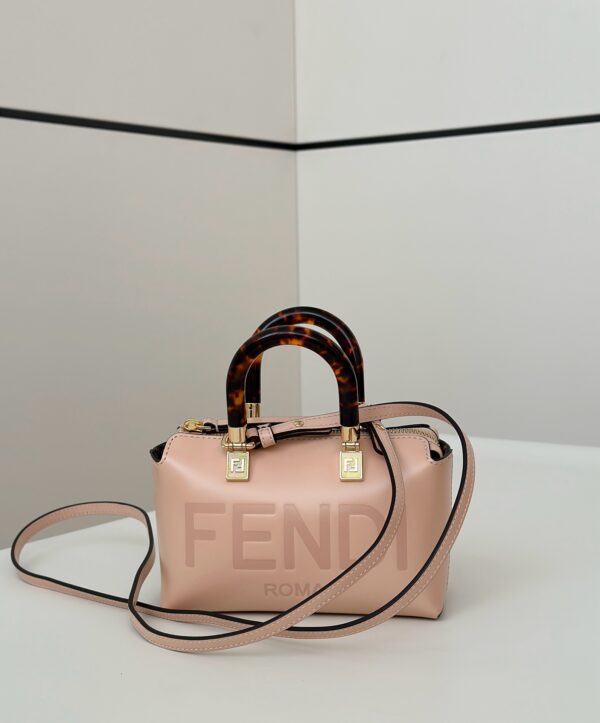 By The Way Boston mini handbag, made of calfskin, great feel. It also has FENDI ROMA printed with hard and plexiglass handles, open and close zipper, and the internal pocket has a large capacity~ Model number 8570 Size 20x9x12cm
