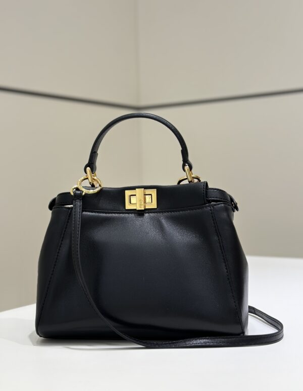 2590 black soft sheepskin handbag, two internal mezzanines are split through hard compartment bags, single handle and adjustable removable long shoulder straps. 23cm