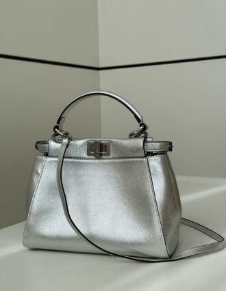 The peekaboo series has always been the most versatile and elegant style~ the inner capacity is as always. The imported cowhide used in the packaging is soft and soft. size: 23cm. Model number: 2590