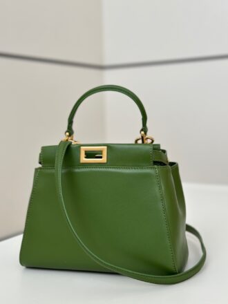The peekaboo series has always been the most versatile and elegant style~ the inner capacity is also as always. The imported sheepskin used in the packaging is soft and feel. Size: 23×7×19cm Model number: 8383 green