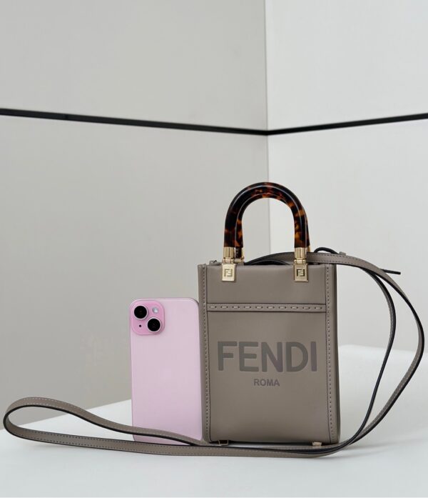 The popular small bags that live up to expectations are shipped~ All cowhides with amber handles, high-value and good-fitting# size 13×6×18cm Model number: 8376 light gray