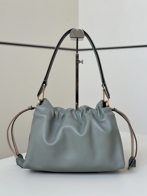 FENDI's new Mamma Baguette is here! The soft lambskin with the thigh-end shape is slack and simple and textured💓 Super lightweight, and the capacity is also very practical. The flip design is extremely safe, the design is exquisite and elegant. With a versatile posture, you will become your versatile partner in your wardrobe😻 size 26.5/18/8.5cm Model number 8677M