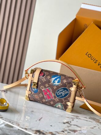 This Side Trunk medium-sized handbag was elegantly unveiled at the 2024 Spring and Summer Fashion Show. It uses resin painted cotton and linen blend to create a soft touch. It is inspired by the brand's classic hard box Model: M47085 Dynamic chip version Material: A-grade all-steel hardware, imported original fabric Packaging: Full set of original duty-free MB packaging Size: 21*14*6CM