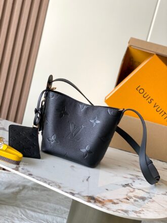 This All InBB Handbag Model: M13480 Black Embossed 163c01 Chip Version Material: Grade A all-steel hardware, imported original cowhide Packaging: Full set of original duty-free MB packaging Size: 16 x 18 x 12 cm