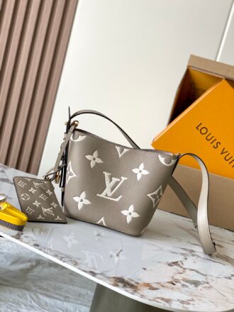 This All InBB Handbag Model: M13045 Elephant Gray Embossed 163c01 Chip Version Material: A Grade All Steel Hardware, Imported Original Cowhide Packaging: Full set of original duty-free MB packaging Size: 16 x 18 x 12 cm