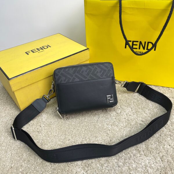 (Original quality) Exclusive genuine product development, 100% top layer of cowhide, the method of making versions, presbyterian fabrics, spot real shots, clean and tidy workmanship reflects every step of care. The crossbody strap has a logo that makes it more advanced, the length can be adjusted at will, the commuter bag can be formal and casual, and can be equipped with daily necessities. The capacity is really good. Go out and go on the street and go to the liberate pockets from now on. Jiefang model 7m0357