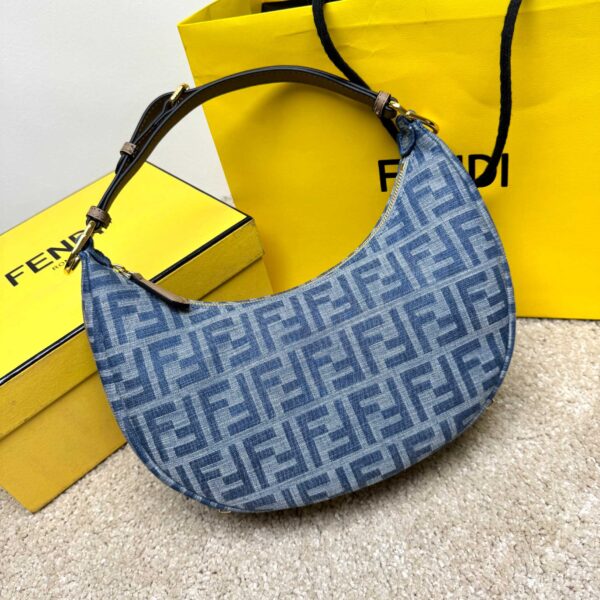 Fendography small crescent bag. Its modern look is decorated with eye-catching details. The FF pattern is made of light blue denim material, decorated with beige calfskin, and the retro gold metal FENDI at the bottom can be seen when carrying it under the armpit. Zipper closure, fabric-lined inner compartment, gold-finished metal parts. It is equipped with adjustable and removable handles for easy shoulders and back. It is equipped with a hook that can hold shoulder straps for easy crossbody. Size 29×24.5×10cm Model number: 9914 denim orchid