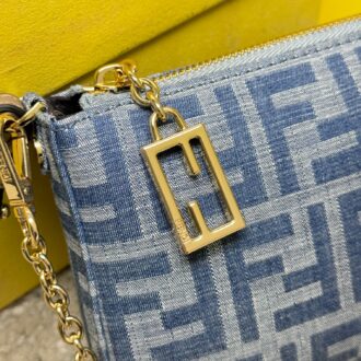 The denim old-fashioned mahjong bag is here, a new popular one. The two shoulder straps come with two styles, a small mahjong bag and a large capacity. I really love it so much, I recommend it by pressing the head. Size: 20×3×13cm Model: 9912 denim orchid