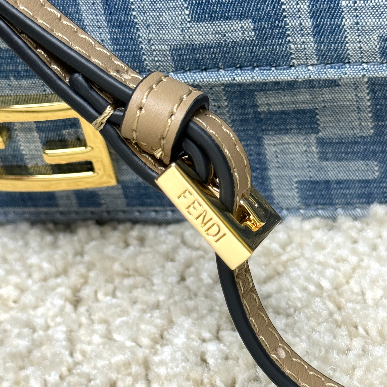 Compact Baguette wallet with flap and FF buckle. The internal compartment has six card slots. Two shoulder straps, including an adjustable leather strap, and a removable thin chain strap: hand-held, armpit-carrying or cross-body. Jacquard denim with signature light blue FF pattern. Beige leather details. Gold finish metal parts. Model: 9916 denim orchid Size: 21-11.5-5cm - Image 3