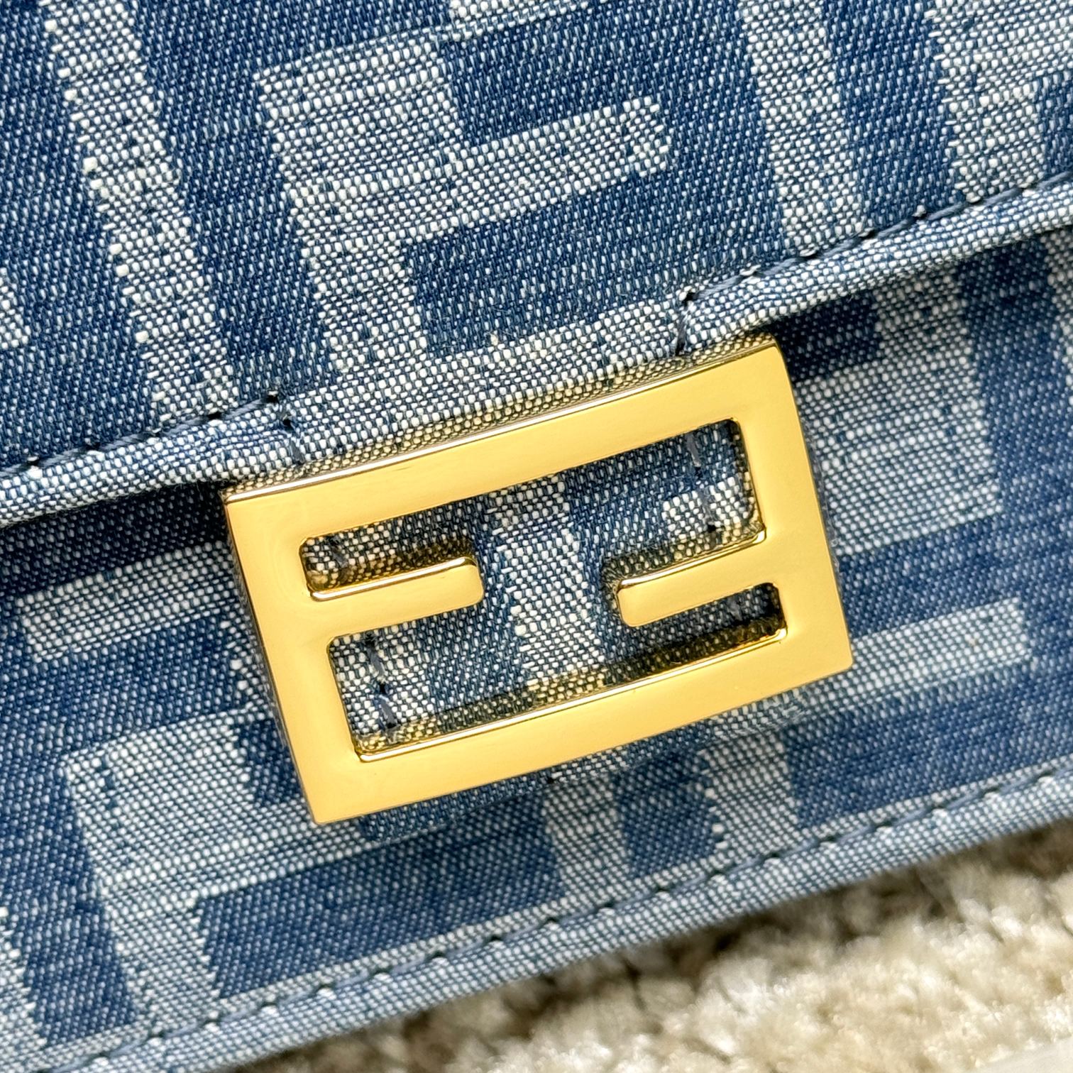 Compact Baguette wallet with flap and FF buckle. The internal compartment has six card slots. Two shoulder straps, including an adjustable leather strap, and a removable thin chain strap: hand-held, armpit-carrying or cross-body. Jacquard denim with signature light blue FF pattern. Beige leather details. Gold finish metal parts. Model: 9916 denim orchid Size: 21-11.5-5cm - Image 4