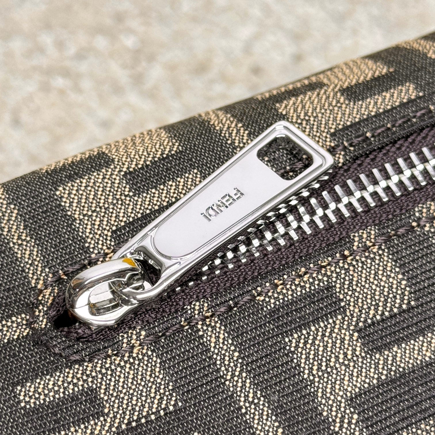 (Original single quality) New autumn and winter crescent postage bag, exclusive genuine development, version method, presbyterian fabric with Roman cowhide, ykk zipper, unique upper body shape, spot real shot, clean and tidy workmanship reflects every step of the effort, the crossbody strap has a logo that makes it more advanced, the length can be adjusted at will, the commuter bag can be formal and casual, and can be equipped with daily necessities, the capacity is really good, go out and go on the street to go easily, and from then on, your pockets are free. Your hands are free. Model 7vA635 coffee Size 33.18.10 - Image 3