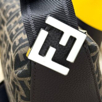 (Original single quality) New autumn and winter crescent postage bag, exclusive genuine development, version method, presbyterian fabric with Roman cowhide, ykk zipper, unique upper body shape, spot real shot, clean and tidy workmanship reflects every step of the effort, the crossbody strap has a logo that makes it more advanced, the length can be adjusted at will, the commuter bag can be formal and casual, and can be equipped with daily necessities, the capacity is really good, go out and go on the street to go easily, and from then on, your pockets are free. Your hands are free. Model 7vA635 coffee Size 33.18.10