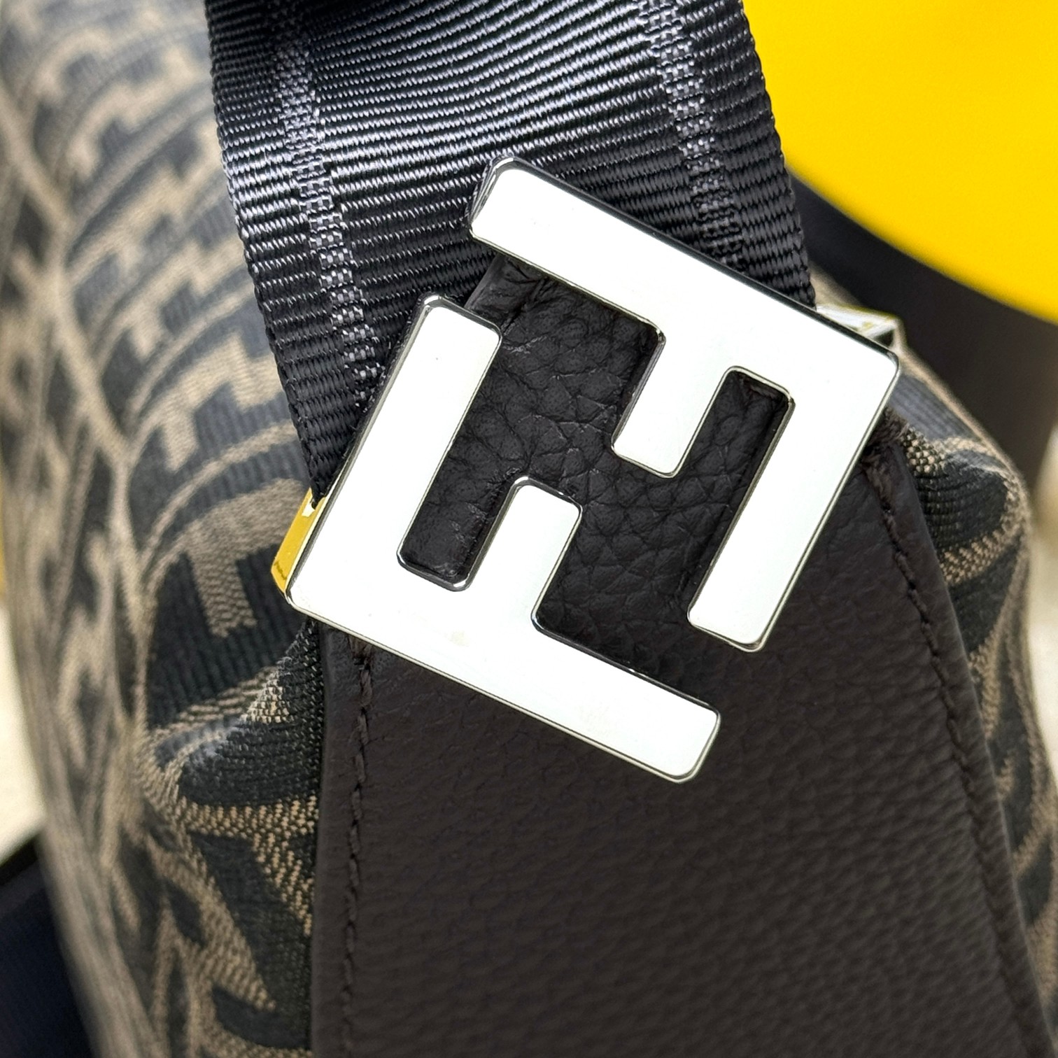 (Original single quality) New autumn and winter crescent postage bag, exclusive genuine development, version method, presbyterian fabric with Roman cowhide, ykk zipper, unique upper body shape, spot real shot, clean and tidy workmanship reflects every step of the effort, the crossbody strap has a logo that makes it more advanced, the length can be adjusted at will, the commuter bag can be formal and casual, and can be equipped with daily necessities, the capacity is really good, go out and go on the street to go easily, and from then on, your pockets are free. Your hands are free. Model 7vA635 coffee Size 33.18.10