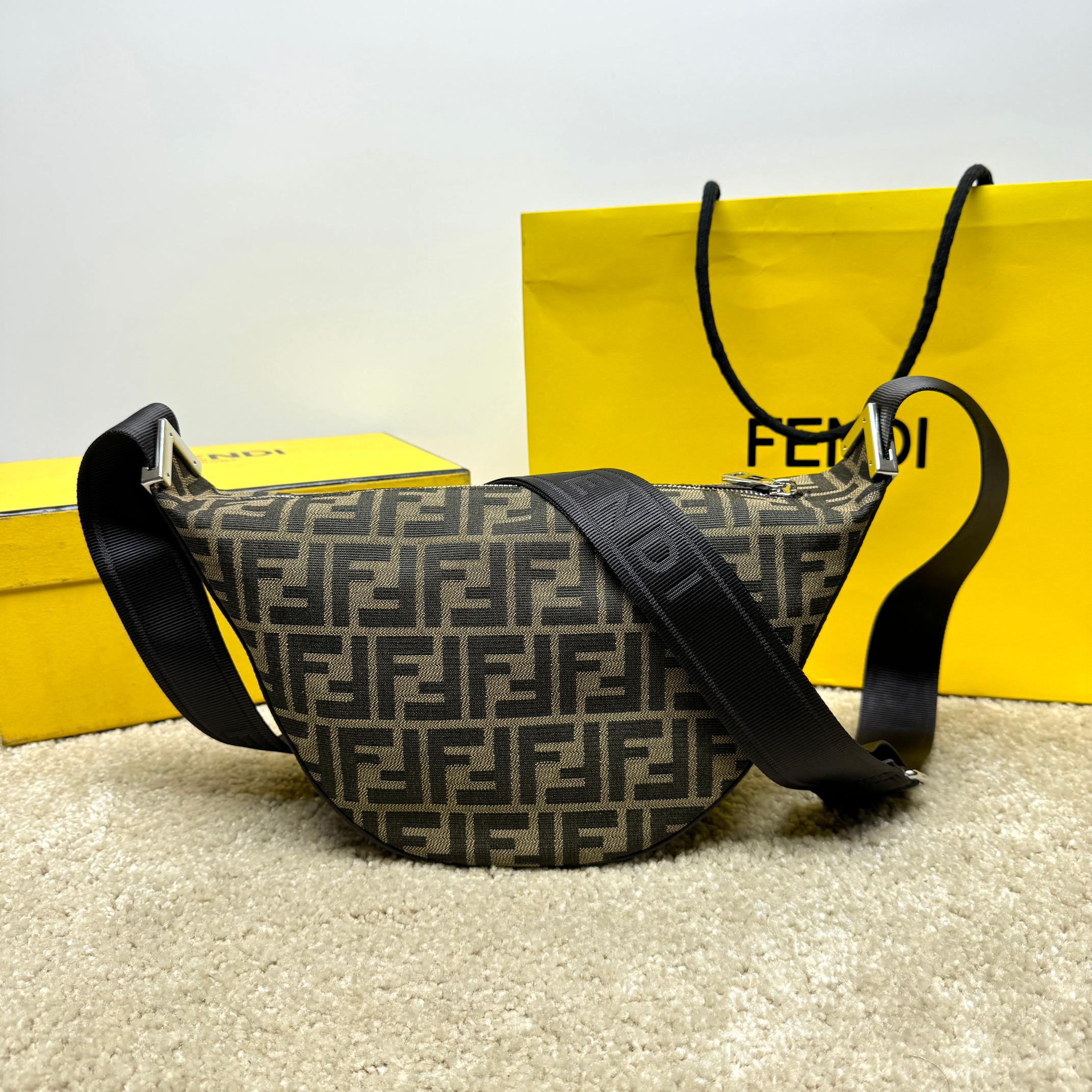 (Original single quality) New autumn and winter crescent postage bag, exclusive genuine development, version method, presbyterian fabric with Roman cowhide, ykk zipper, unique upper body shape, spot real shot, clean and tidy workmanship reflects every step of the effort, the crossbody strap has a logo that makes it more advanced, the length can be adjusted at will, the commuter bag can be formal and casual, and can be equipped with daily necessities, the capacity is really good, go out and go on the street to go easily, and from then on, your pockets are free. Your hands are free. Model 7vA635 coffee Size 33.18.10 - Image 2