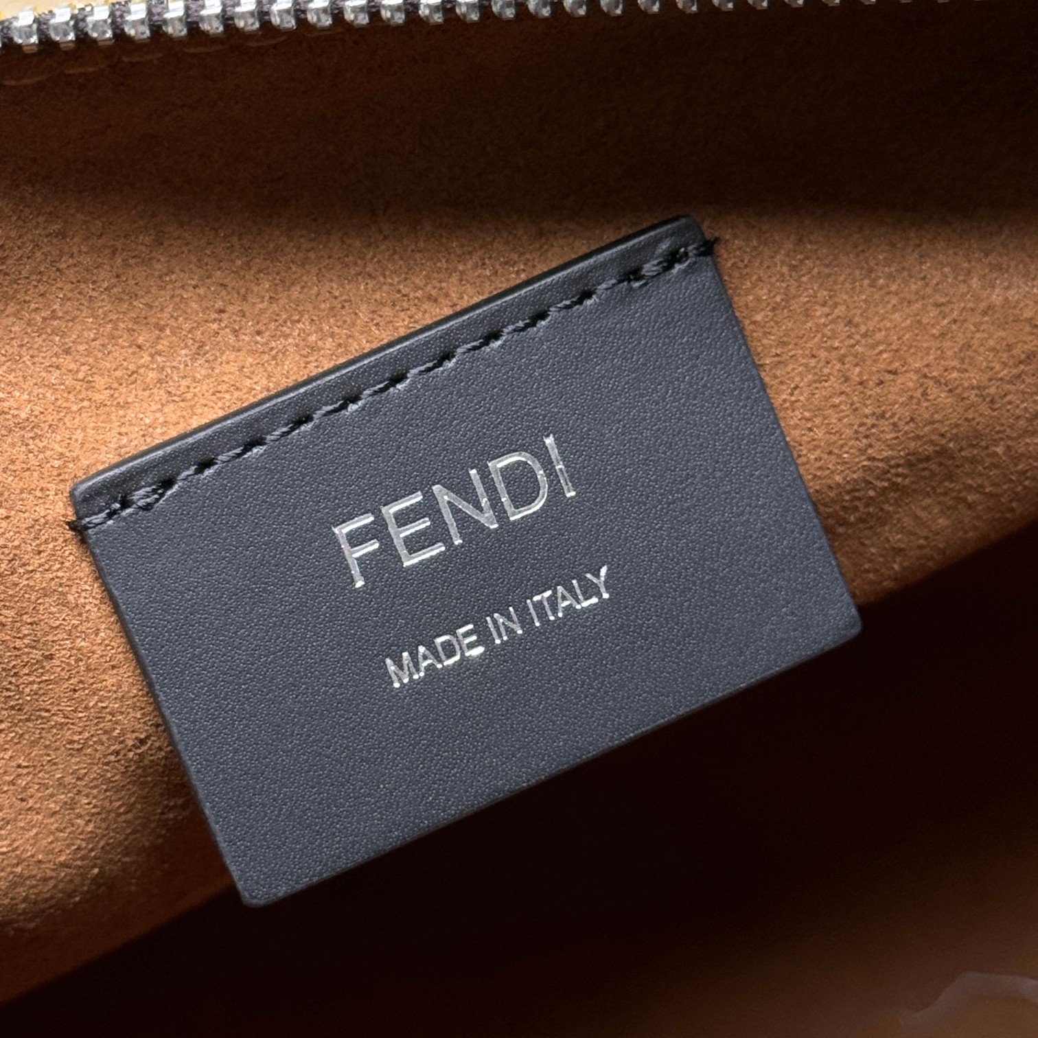 (Original single quality) New autumn and winter crescent postage bag, exclusive genuine development, version method, presbyterian fabric with Roman cowhide, ykk zipper, unique upper body shape, spot real shot, clean and tidy workmanship reflects every step of the effort, the crossbody strap has a logo that makes it more advanced, the length can be adjusted at will, the commuter bag can be formal and casual, and can be equipped with daily necessities, the capacity is really good, go out and go on the street to go easily, and from then on, your pockets are free. Your hands are free. Model 7vA635 coffee Size 33.18.10 - Image 5