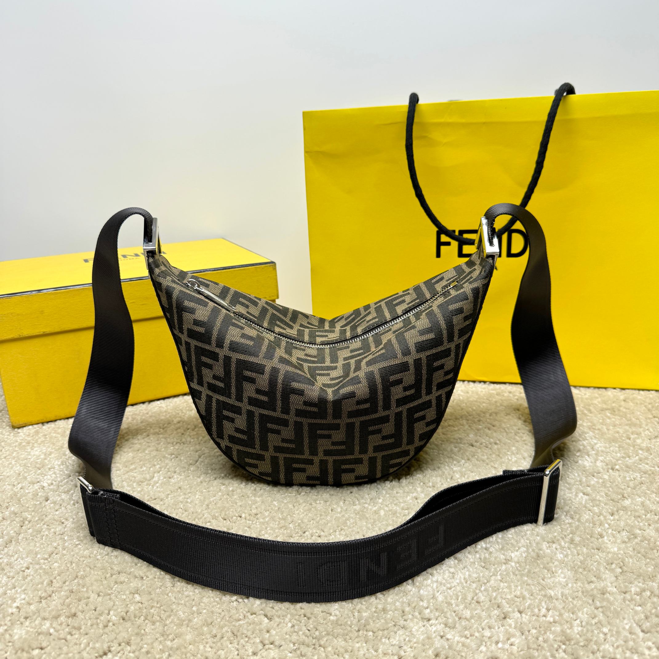 (Original single quality) New autumn and winter crescent postage bag, exclusive genuine development, version method, presbyterian fabric with Roman cowhide, ykk zipper, unique upper body shape, spot real shot, clean and tidy workmanship reflects every step of the effort, the crossbody strap has a logo that makes it more advanced, the length can be adjusted at will, the commuter bag can be formal and casual, and can be equipped with daily necessities, the capacity is really good, go out and go on the street to go easily, and from then on, your pockets are free. Your hands are free. Model 7vA635 coffee Size 33.18.10 - Image 4