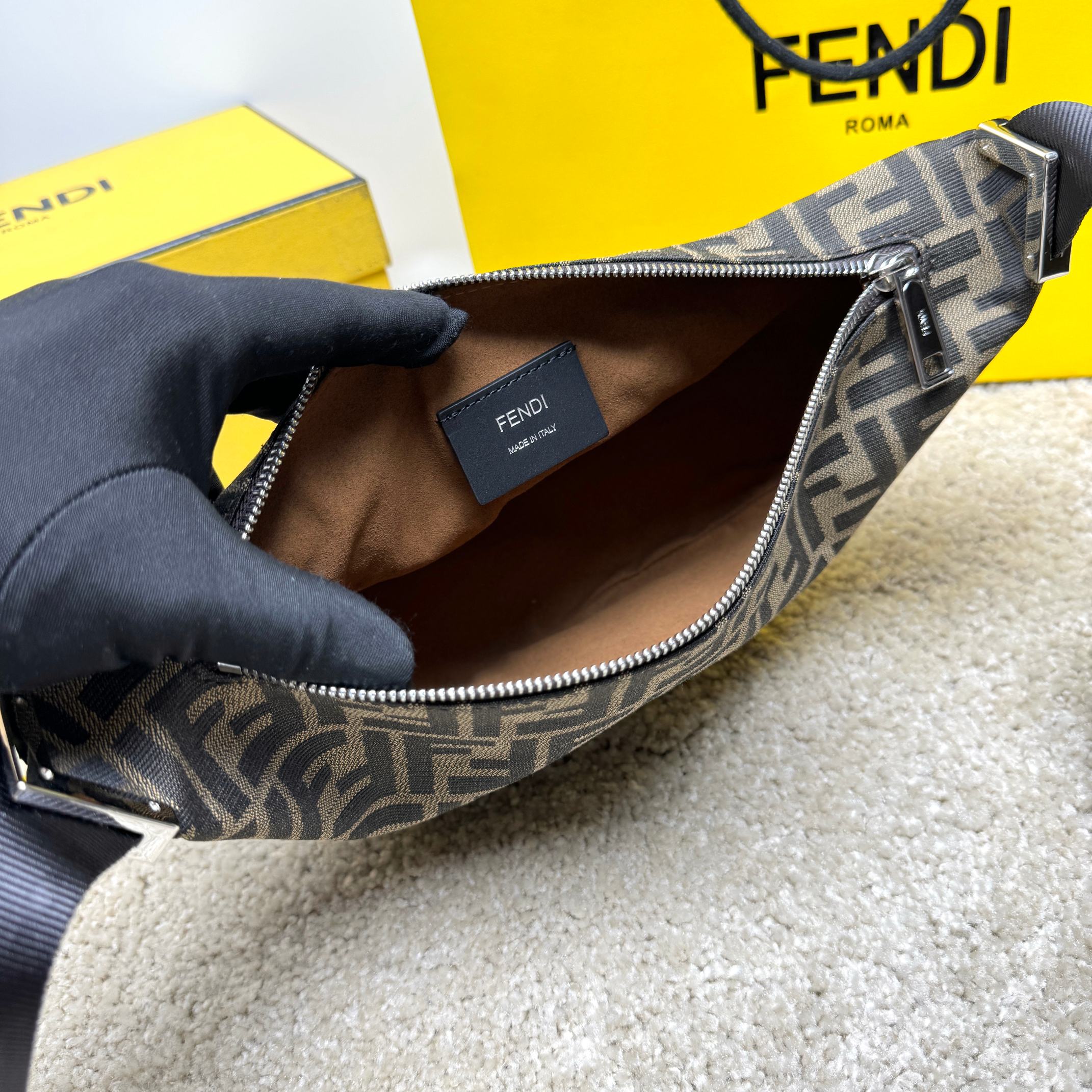 (Original single quality) New autumn and winter crescent postage bag, exclusive genuine development, version method, presbyterian fabric with Roman cowhide, ykk zipper, unique upper body shape, spot real shot, clean and tidy workmanship reflects every step of the effort, the crossbody strap has a logo that makes it more advanced, the length can be adjusted at will, the commuter bag can be formal and casual, and can be equipped with daily necessities, the capacity is really good, go out and go on the street to go easily, and from then on, your pockets are free. Your hands are free. Model 7vA635 coffee Size 33.18.10 - Image 6