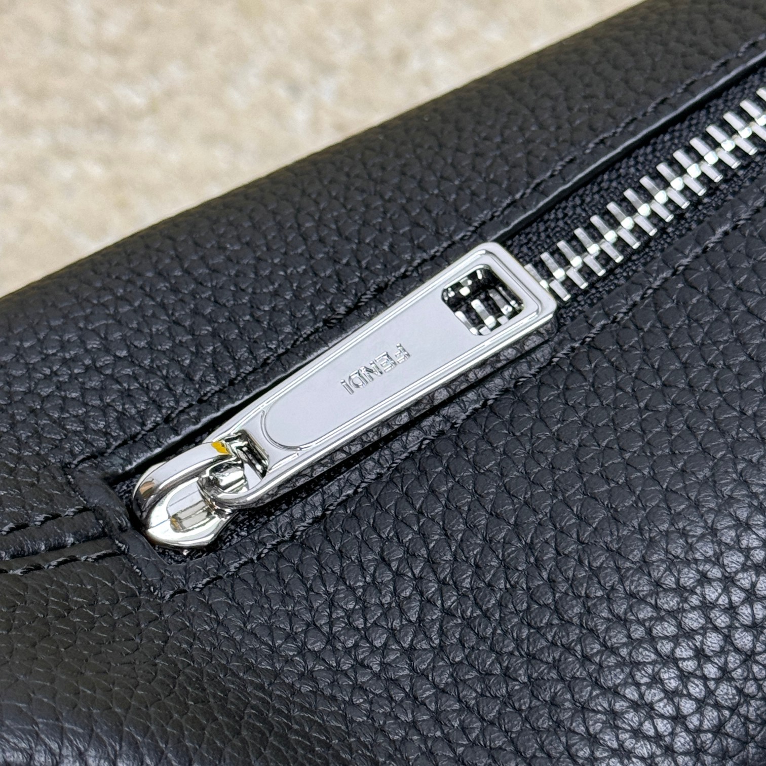 (Original single quality) New autumn and winter crescent postage bag, exclusive genuine development, version practice, high-end Roman cowhide leather, ykk zipper, unique upper body shape, spot real shot, clean and tidy workmanship reflects every step of the effort, the crossbody strap has a logo that makes it more advanced, the length can be adjusted at will, the commuter bag can be formal and casual, can be equipped with daily necessities, the capacity is really good, go out and go on the street to go easily, and from then on, your pockets are free. Your hands are free. Model 7vA635 full leather Size 33.18.10 - Image 3