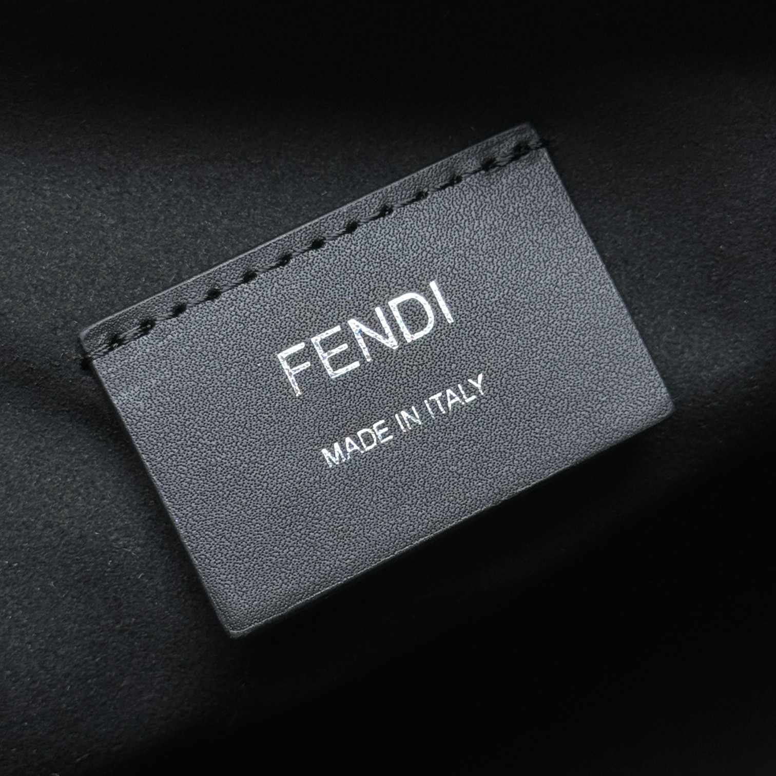 (Original single quality) New autumn and winter crescent postage bag, exclusive genuine development, version practice, high-end Roman cowhide leather, ykk zipper, unique upper body shape, spot real shot, clean and tidy workmanship reflects every step of the effort, the crossbody strap has a logo that makes it more advanced, the length can be adjusted at will, the commuter bag can be formal and casual, can be equipped with daily necessities, the capacity is really good, go out and go on the street to go easily, and from then on, your pockets are free. Your hands are free. Model 7vA635 full leather Size 33.18.10 - Image 5