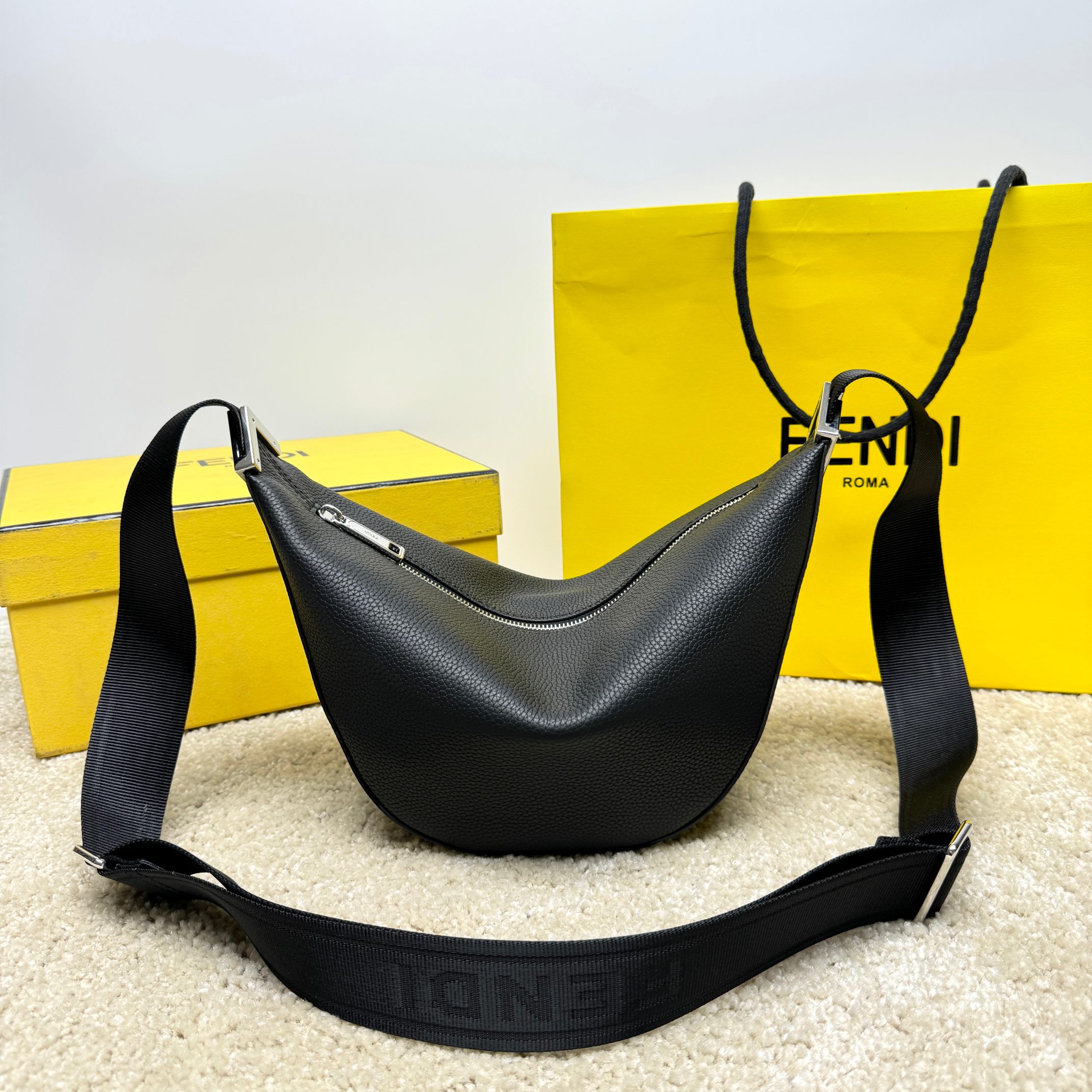 (Original single quality) New autumn and winter crescent postage bag, exclusive genuine development, version practice, high-end Roman cowhide leather, ykk zipper, unique upper body shape, spot real shot, clean and tidy workmanship reflects every step of the effort, the crossbody strap has a logo that makes it more advanced, the length can be adjusted at will, the commuter bag can be formal and casual, can be equipped with daily necessities, the capacity is really good, go out and go on the street to go easily, and from then on, your pockets are free. Your hands are free. Model 7vA635 full leather Size 33.18.10 - Image 4