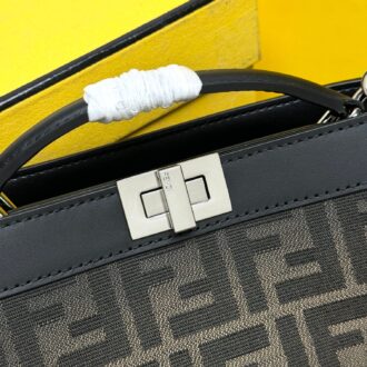 Iconic Peekaboo ISeeU XCross handbag, fabric material, handmade gradient FF Eclissi jacquard pattern on the edges. Details are decorated in black leather. There are two hard partitions on the inside, classic twist locks on the front and zippered on the back. Black leather lining, two internal compartments are separated by hard partitions, with brown leather slots and silver-finished metal pieces. Equipped with handles and FENDI words adjustable removable webbing straps for carrying or shoulder shoulders. Size: 23×6×14.5cm Model: 7va582 Gradient