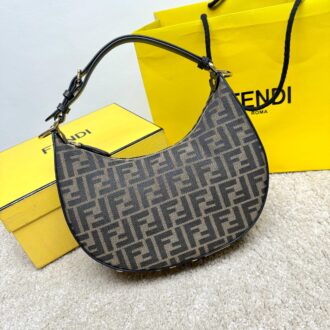 Graphy shoulder bag (the picture shows a small trumpet) Crescent shape, commonly known as crescent bag, classic metal logo letters are decorated at the bottom of the bag. Such a novel design technique is very rare. The outline of the bag is very suitable for the body lines, and the underarm back is full of fashion sense. It can be seen that the whole network is already on the mower! Size: 29x24.5x10cm Model: 9935 Old Flower