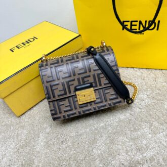Fendi Kan I upgraded version, added to the arch bridge with new locks, retaining the interior with an inner bag and two compartments, partitioned by cardboard. Equipped with removable shoulder straps, cross-body or hand-held, the large FF pattern is compared with black, made of cowhide, and opened with a lock flap, which is convenient and practical, and the upper body is even more beautiful. Size: 19×13×9cm Model: 9951