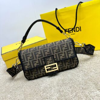 🔱Fend1🔱The iconic Baguette medium handbag is flip-on design💥 with FF magnetic buckle and a zippered bag lined. Equipped with removable shoulder straps 😍 for carrying or crossbody. Fabric material, decorated with FF pattern 🙈 with pink satin stitching edges. Custom straps are decorated with pink Fend1 Label pattern. Size 26×4×16 Model 9922 Old Flower