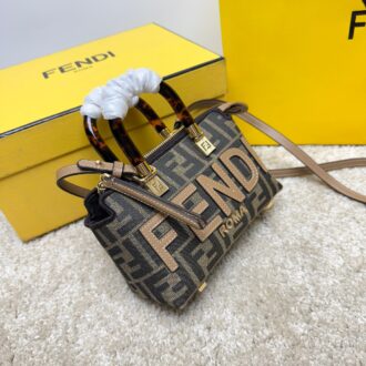 The new Mini ByThe Way mini bag has a pure and simple silhouette by ByTheWav combined with tortoiseshell handles, etc., with a personalized element and a lovely mini. The color of the smooth calf leather is classic and delicate, and it is also more playful. This sporty and fashionable mini handbag is suitable for carrying from day to night. It can be cross-body with a removable mini strap or can be held directly. Although the bag is small, it has excellent capacity 👻 Model number. 8038 Presbyterian # Size 17x18x8cm