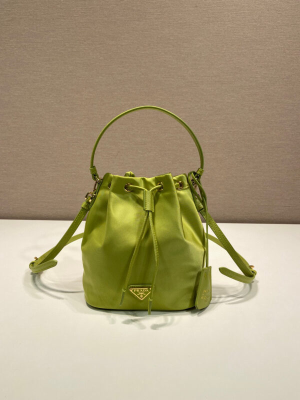 Pjia Fat Bag 1BE067✨✨ This bucket bag is made of imported nylon fabric, top-grade gold hardware, and logo lining. It is equipped with a long detachable and adjustable cowhide shoulder strap, drawstring opening and closing, and the weight is super light. Size: 19.5 x 15.5 x 10