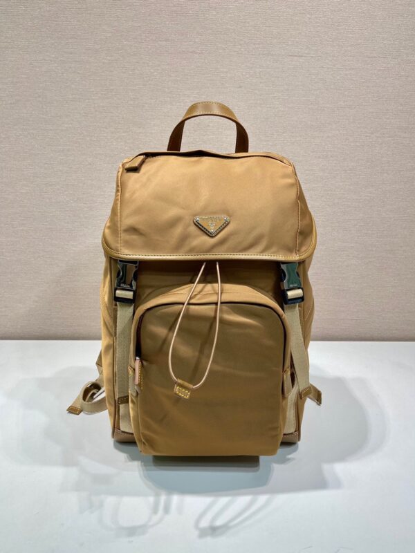P home cork backpack 2VZ135✨✨ This backpack is made of imported nylon fabric and contrasting calfskin. Drawstring opening and closing, two zippered water cup bags on the side, built-in computer compartment, contrasting color design is fashionable and lightweight. Size: 45 x 27 x 17