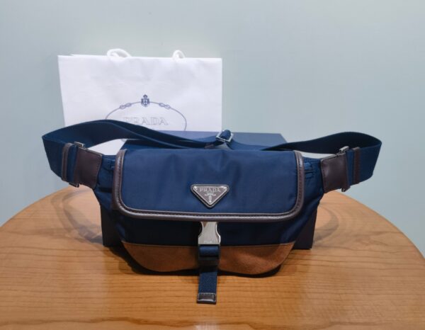 🆕New recycled nylon crossbody bag shoulder bag for men and women ✅2VH176 nylon This fashionable and versatile shoulder bag is made of innovative recycled nylon Re-Nylon material unique to the Prada series. Small style embellishes leather trim, buckle and other details exquisite and practical, adjustable shoulder straps, cross-body can be used as a chest bag, and various backing methods are applied to the enamel triangle metal logo to highlight the brand's classic style Size: width 18x height 15x bottom 5cm