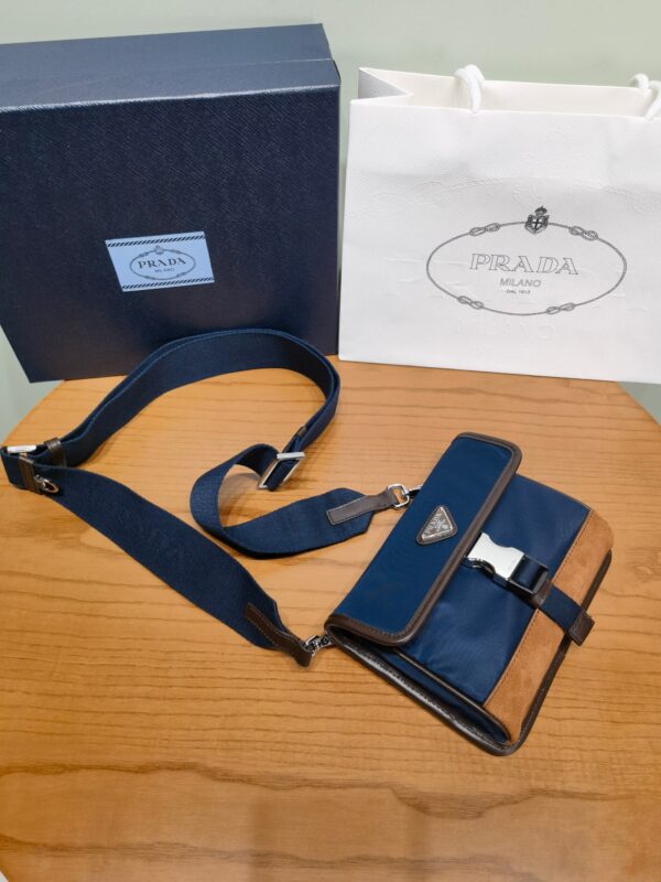 🆒Super hot mobile phone bag new color wide shoulder strap mini crossbody bag ✅Mobile bag 2ZH108 nylon for men and women✌Nylon mobile phone bag is equipped with adjustable shoulder straps, Saffiano cowhide, exquisite and stylish. Metal side buckle and enamel triangle logo add a unique style Size: width 18x height 12.5x bottom 2.5cm ❤️