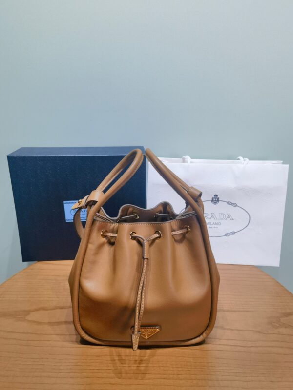 New handbag shoulder bag ✅1BE087 ✔️Style exquisite and versatile, and the soft grainy skin highlights smooth and simple lines. Modern design highlights a casual attitude, and exquisite details are more agile with metal hardware accessories. Bag drawstring opening and closing design, with removable shoulder straps. Can be carried and shoulder-mounted, with many cross-body methods Size: width 22x height 21x bottom 10.5cm
