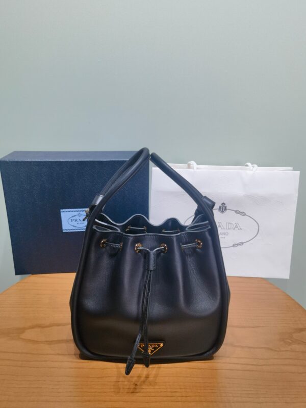 New handbag shoulder bag ✅1BE087 ✔️Style exquisite and versatile, and the soft grainy skin highlights smooth and simple lines. Modern design highlights a casual attitude, and exquisite details are more agile with metal hardware accessories. Bag drawstring opening and closing design, with removable shoulder straps. Can be carried and shoulder-mounted, with many cross-body methods Size: width 22x height 21x bottom 10.5cm