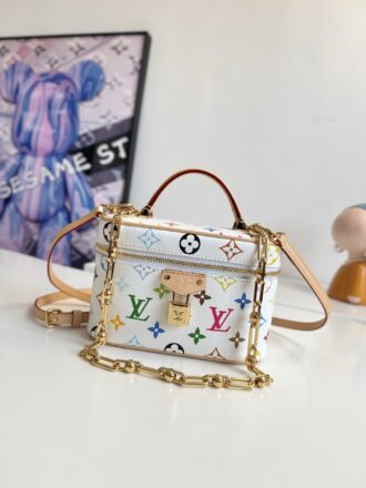 『163c dynamic chip with counter packaging』 🇫🇷Exclusive real shot of overseas original M13662! This Vanity Pouch handbag comes from the Louis Vuitton x Takashi Murakami reprint series, reinterpreting the brand’s classic Monogram pattern in the artist’s bright tones. The coated canvas blends cowhide with cowhide, zipper closure, removable chain and LV inscription padlock add a metallic luster. Size: 19×11.5×6.5cm