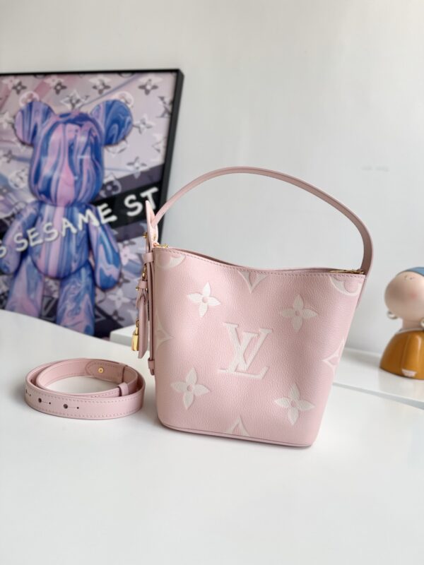 『163c dynamic chip with counter packaging』 🇫🇷Exclusive real shot of overseas original M14356! This All In BB handbag is inspired by the Monogram Empreinte leather interpretation of the LV Milky Way collection, which can inject brightness into your beloved look. Designer brands, padlocks and dazzling metal pieces finish the finishing touch, and shoulder straps add a crossbody option to the 2-in-1 design. Size: 18×16×12cm