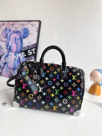 『163c dynamic chip with counter packaging』 🇫🇷Exclusive real shot of overseas original M13257! This Speedy Soft 30 handbag is made of soft coated canvas and depicts the full Monogram pattern in colorful rainbow tones, pointing out the agile style of the Louis Vuitton x Takashi Murakami Reprint Series. Cowhide Toron handles and removable shoulder straps, metal corners trace back to classic suitcase elements, bow-shaped key bag and padlock add branding strokes. Size: 30×21×17cm