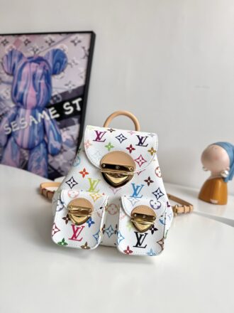 『163c dynamic chip with counter packaging』 🇫🇷Exclusive real shot of overseas original M13081! This Venice backpack is made of coated canvas and depicts Monogram patterns in bright tones written by Japanese artist Takashi Murakami, highlighting the lively and interestingness of the Louis Vuitton x Takashi Murakami reprint series. Classic cowhide slim straps with large buckles infused with metallic luster to the outer bag. Size: 26×24×7cm