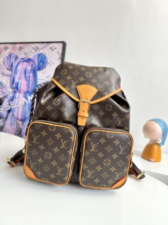 Overseas original M14015 exclusive real shot! This Montsouris Cargo backpack made its debut in the early Fall/Winter 2023 collection, paying tribute to the brand's iconic Montsouris backpack first launched in 1994. The design is crafted from Monogram canvas with vintage-style leather details and two front external pockets, bringing a fresh and lively twist to the original Montsouris design. The backpack also features a small top handle and adjustable shoulder straps, making it particularly practical. Size: 40 × 34 × 17 cm