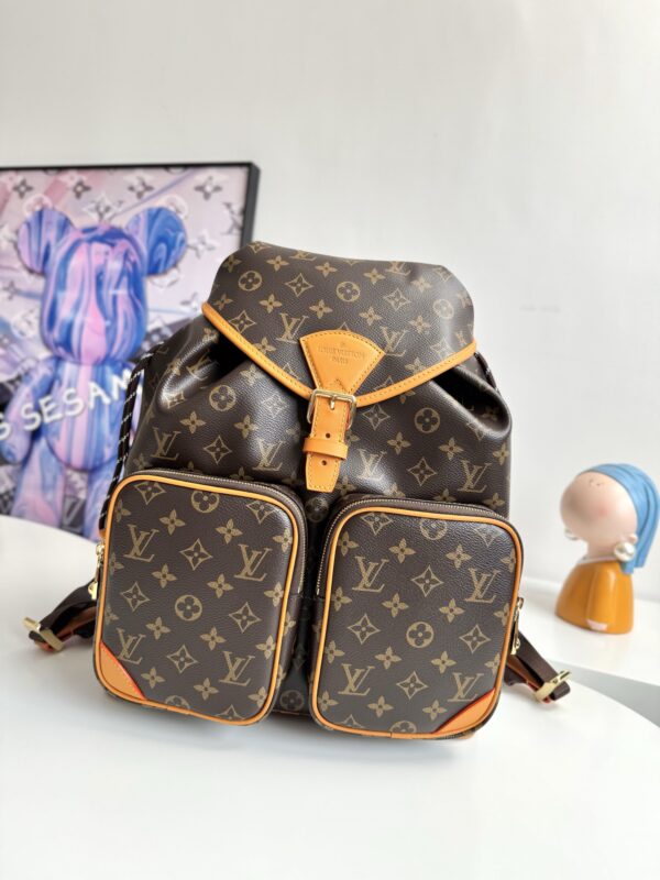 Overseas original M14015 exclusive real shot! This Montsouris Cargo backpack made its debut in the early Fall/Winter 2023 collection, paying tribute to the brand's iconic Montsouris backpack first launched in 1994. The design is crafted from Monogram canvas with vintage-style leather details and two front external pockets, bringing a fresh and lively twist to the original Montsouris design. The backpack also features a small top handle and adjustable shoulder straps, making it particularly practical. Size: 40 × 34 × 17 cm