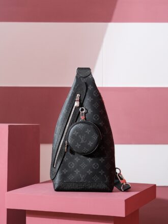 Authentic SP inspection-free and equipped with a full set of duty-free packaging. 𝐃𝐔𝐎 Shoulder Bag Series M30936 Inspection-free version# PJ/ ◙ Size: 20*42*6𝐜𝐦 ◙ 𝔻𝕌𝕆 ²³ Series Inspired by the classic black flower design, the bag comes with the bag, so the overall bag shape presents a different visual effect. Not only is it a high-value appearance, but its love for it has a large capacity, and the upper body effect is even more handsome than imagined! Heihua's appearance is low-key and has an indescribable unique aura. It is very suitable for men to travel on any occasion, fashionable and atmospheric!